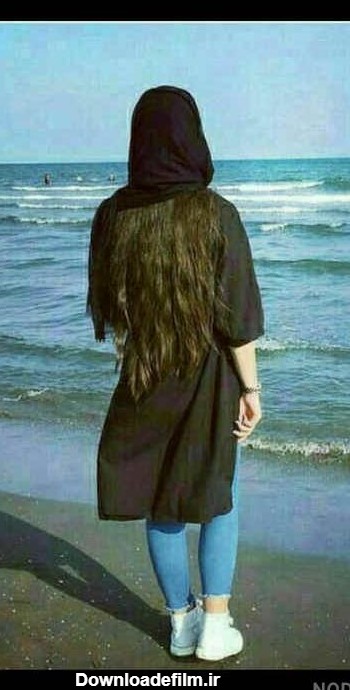 عکس دختر از پشت سر کنار دریا
