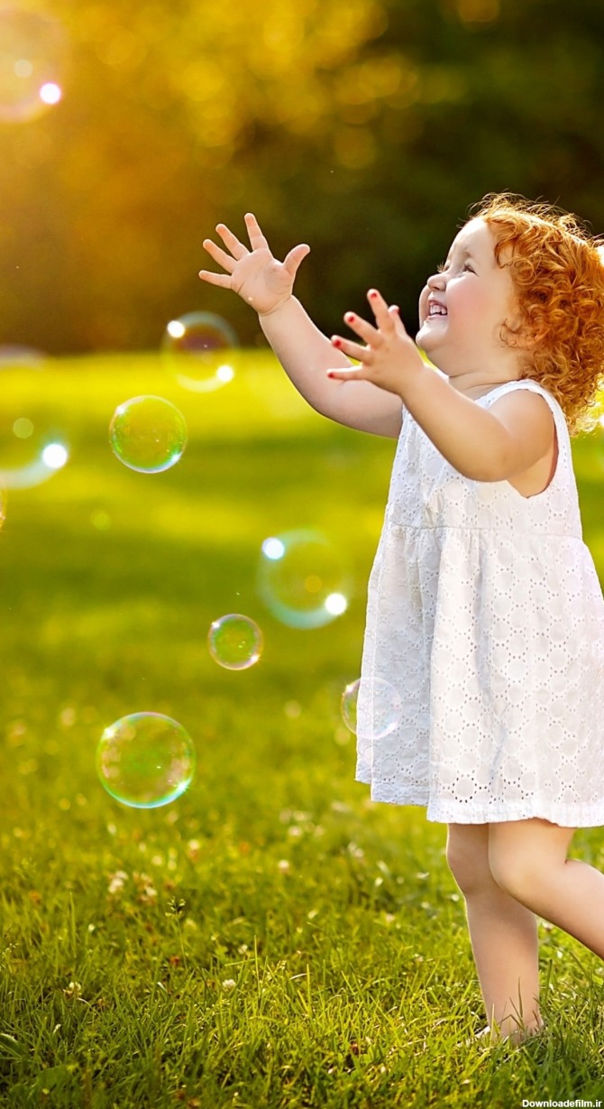 عکس زمینه دختربچه ناز در حال بازی با حباب پس زمینه | والپیپر گرام
