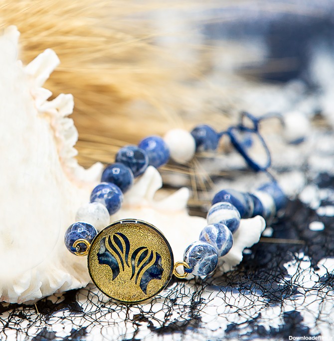 دستبند نماد ماه خرداد با روکش طلا - زیبایی خیره‌کننده با سنگ سودالیت