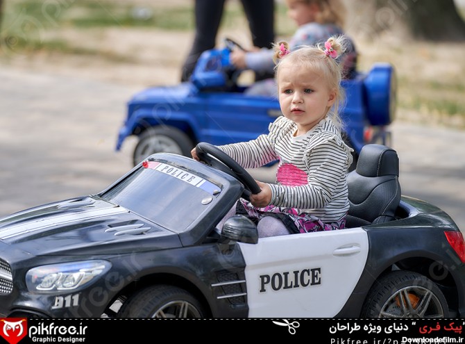 تصویر دختر بچه سوار ماشین شارژی | فری پیک ایرانی | پیک فری | وکتور ...