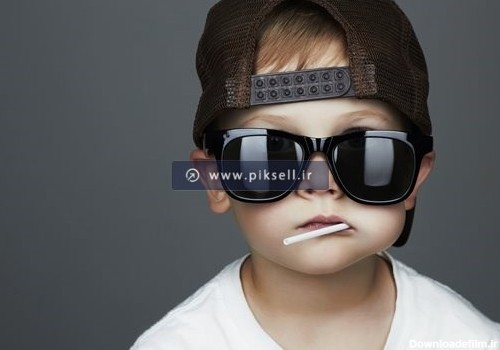 عکس با کیفیت از پسربچه با کلاه و عینک آفتابی