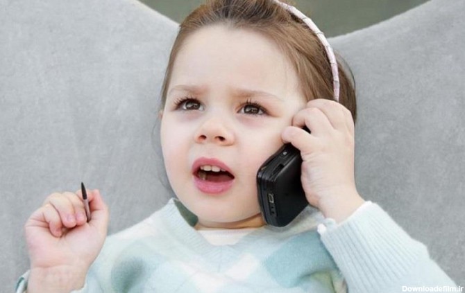 علاقه ی کودکان به صحبت کردن با تلفن