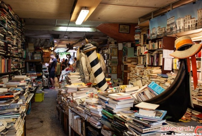 کتابفروشی عجیبی در ونیز که حتی پله هایش از کتاب ساخته شده | لست سکند