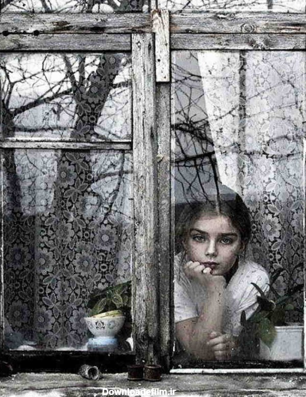 عکس دختر غمگین پشت پنجره بارانی