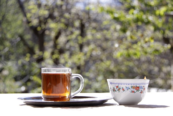 A cup of hot tea and Sugar bowl یک لیوان چای داغ و - Lifestyle ...