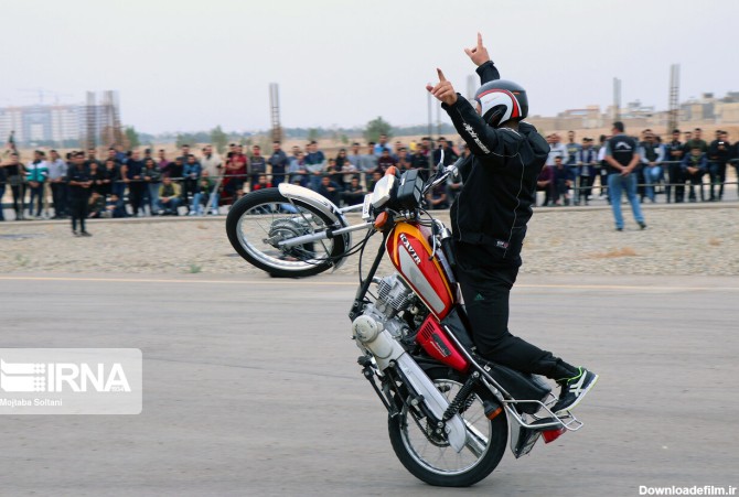 مسابقات حرکات نمایشی موتورسیکلت در اصفهان (عکس)