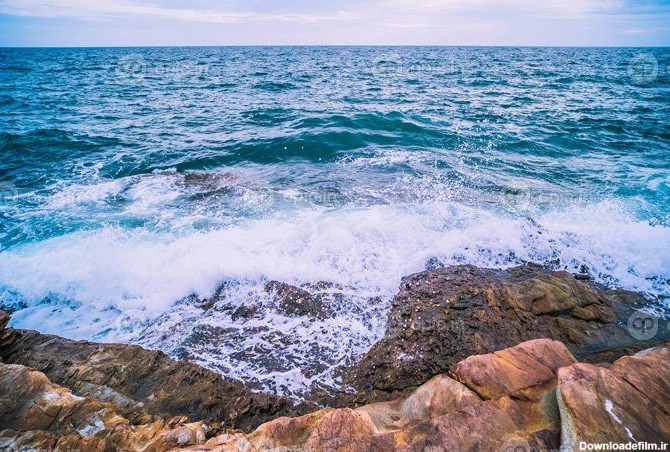 دانلود عکس دریا با موج صاف و صخره منظره طبیعت دریا | اوپیک