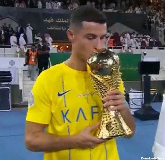 بوسه رونالدو به کاپ قهرمانی جام باشگاه‌های عرب (عکس) | فوتبالی