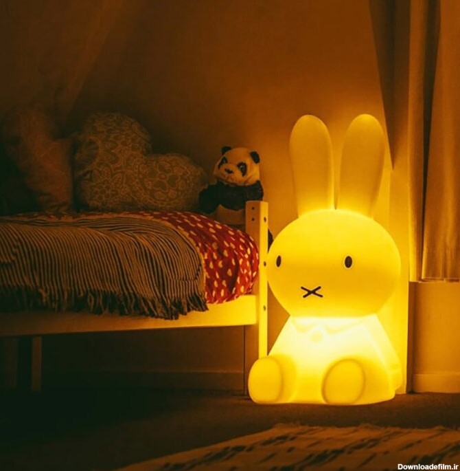 چراغ خواب کودک و نوزاد مدل خرگوش میفی در اتاق خواب تاریک
