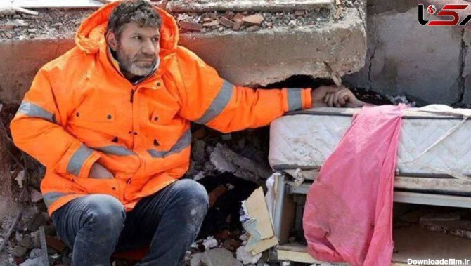 پدری چسبیده به جنازه دخترش زیر آوار ! / این عکس زلزله ترکیه جهانی ...