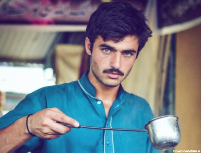 چای فروش پاکستانی به لطف چشمان سبزش ستاره شد (+عکس)