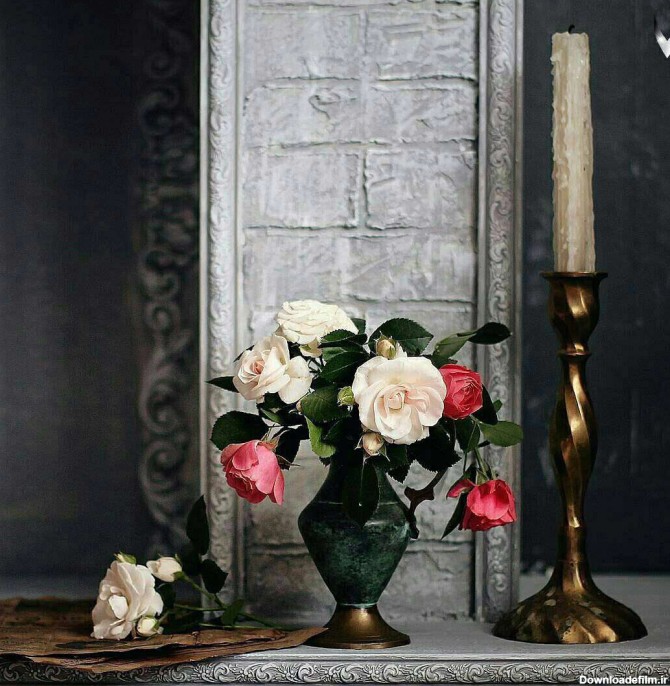 گلدانی کنار شمعدان