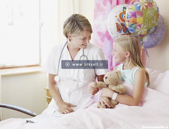 عکس با کیفیت از اتاق دختر بچه در بیمارستان و بادکنک