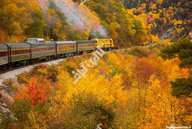 عکس ریل قطار در دل جنگل و کوه در پاییز