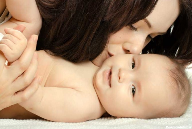 دانلود تصویر باکیفیت مادر در حال بوسیدن بچه ی زیبا