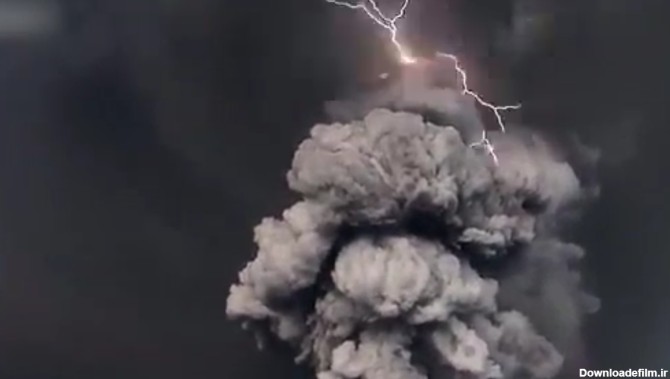 فیلم شگفت انگیز از رعد و برق در بالای آتشفشان+ عکس