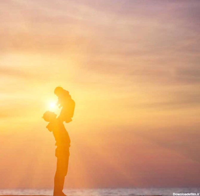 دانلود تصویر باکیفیت پدر و فرزند در غروب آفتاب