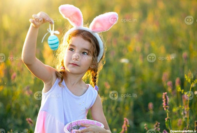 دانلود عکس دختر بامزه بامزه با تخم مرغ های رنگ شده عید پاک در بهار ...
