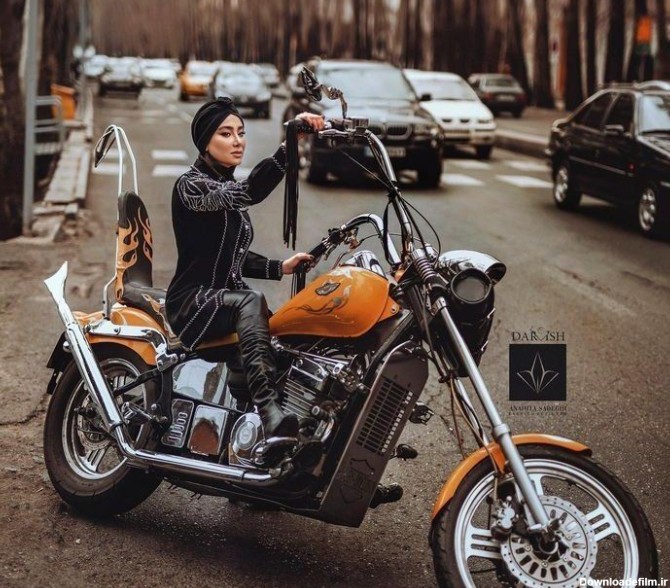 عکس| موتورسواری بهاره افشاری در خیابان ولیعصر تهران