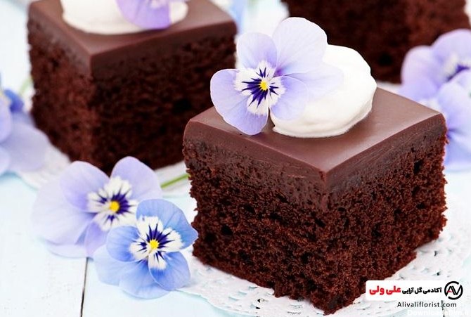 تزیین کیک شکلاتی با گل