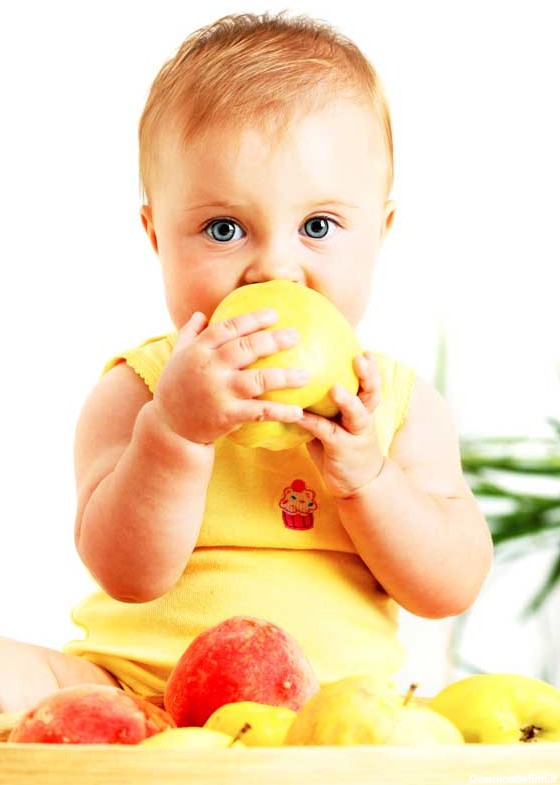دانلود تصویر باکیفیت نوزاد مو زرد در حال خوردن سیب