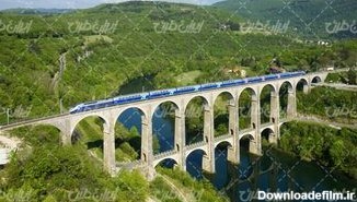 تصویر با کیفیت منظره زیبای پل همراه با قطار و چشم انداز زیبا