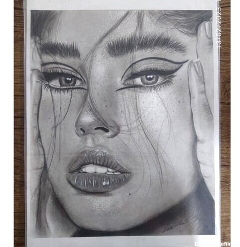 خرید و قیمت نقاشی پرتره دختر جوان سیاه قلم از غرفه نقاشی چهره دیانا