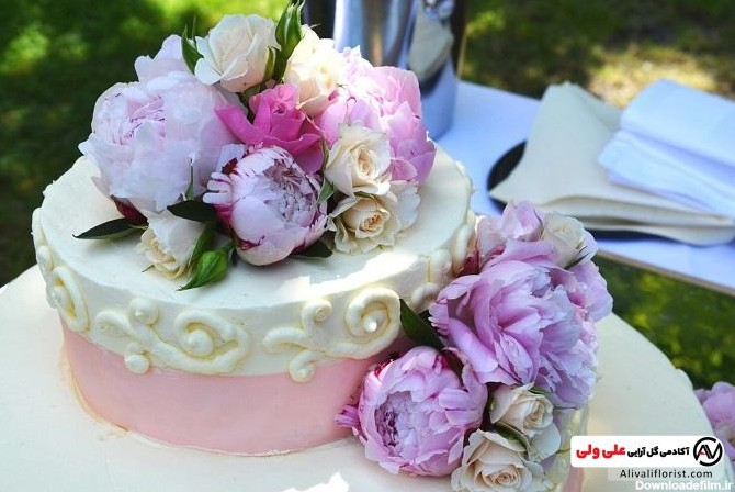 تزیین کیک با گل های طبیعی یا مصنوعی