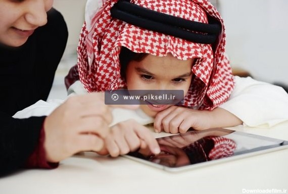 عکس با کیفیت از پسر بچه عرب و تبلت