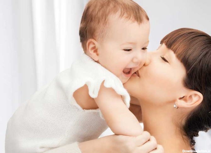 دانلود تصویر باکیفیت مادر مو چتری در حال بوسیدن کودک