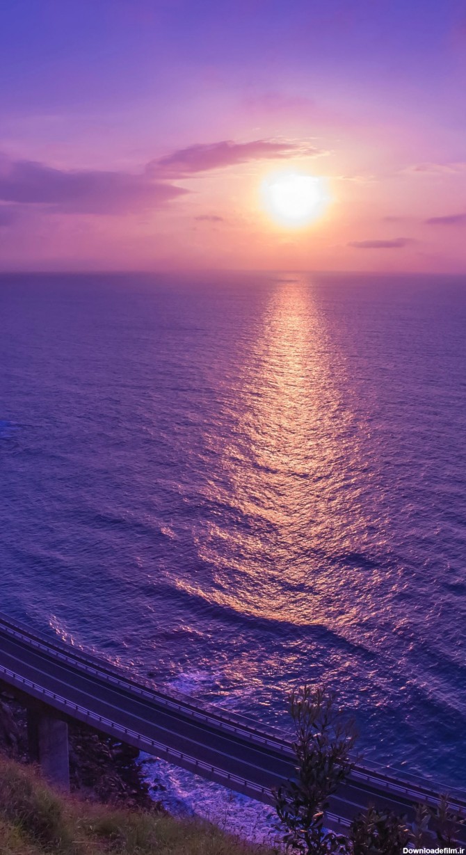 عکس زمینه غروب خورشید آسمان در دریای بنفش رنگ پس زمینه ...