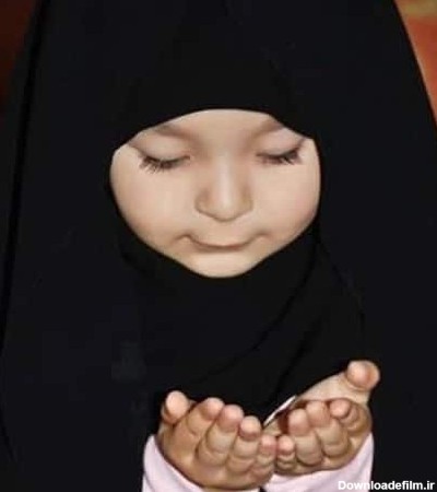 دختر بچه باحجاب در حال دعا