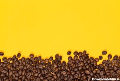 دانلود عکس دانه های قهوه روی حاشیه قهوه پس زمینه زرد با فضای کپی