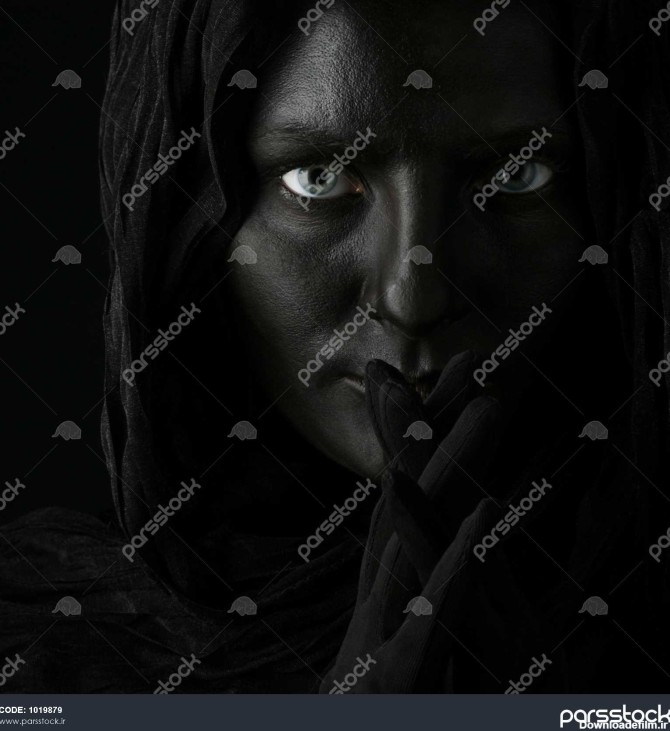 عکس هنری زنی زیبا با صورت سیاه 1019879