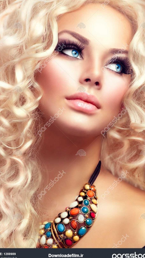دختر زیبایی با موهای فرفری بلند سالم پرتره زن الکترونیکی با چشم ...