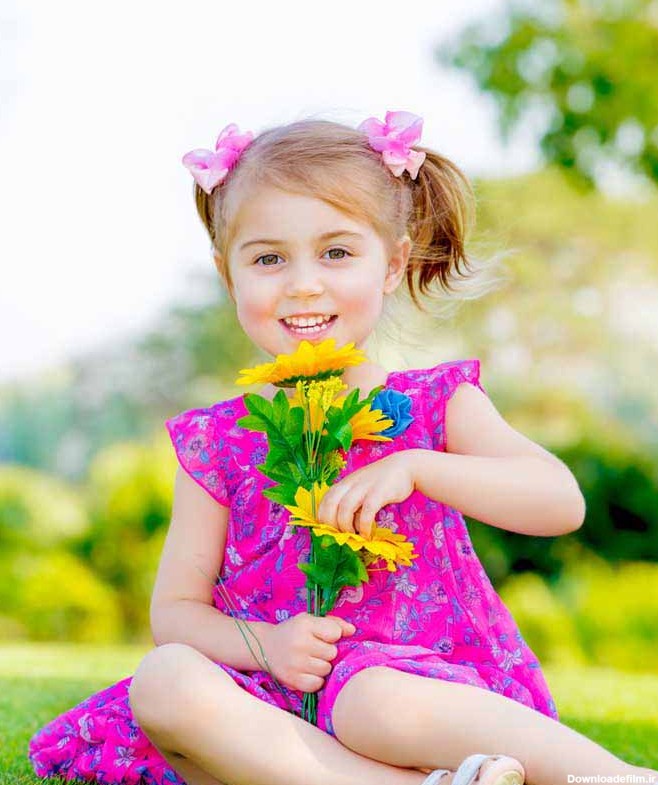 دانلود تصویر با کیفیت دختر بچه و سه گل زیبا