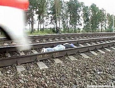 عکس:دختری که روی ریل قطار می خوابد