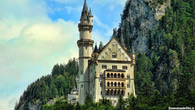 عکس قلعه قدیمی اروپایی در دل کوه