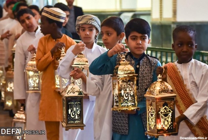 عکس/ استقبال از رمضان با حضور نوجوانان کشور‌های مختلف اسلامی در حرم رضوی