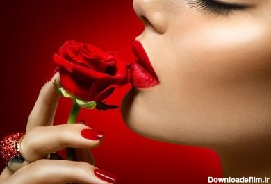 دانلود مدل زن زیبا بوسیدن گل رز قرمز. لب قرمز، ناخن و رز. دختر زیبایی آرایش و مانیکور جسمی