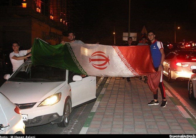 شادی مردم تهران پس از پیروزی تیم ملی فوتبال