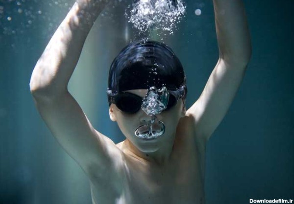 عکس لارج فرمت شنا کردن پسر نوجوان