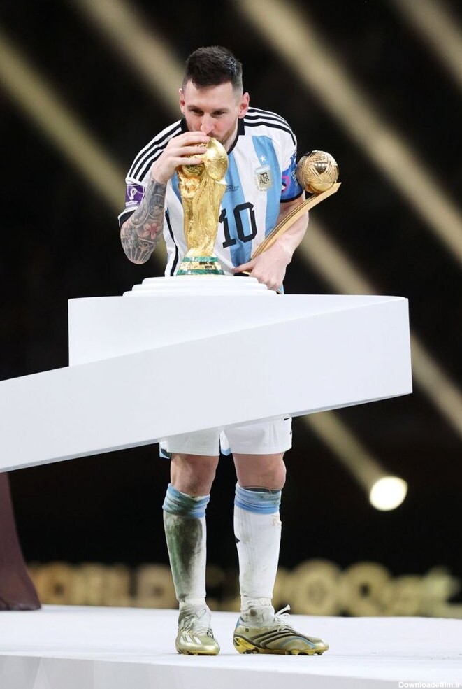 عکس های لیونل مسی با جام جهانی