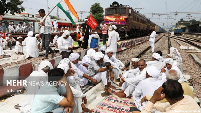 خوابیدن کشاورزان هندی معترض روی ریل قطار+عکس