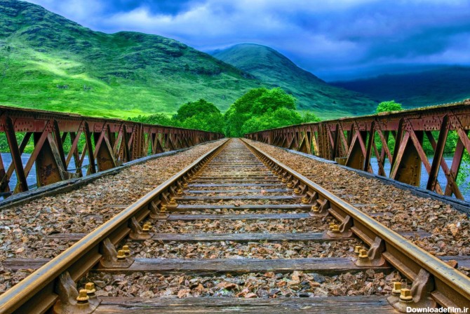عکس زمینه قطار راه آهن در نزدیکی کوه پس زمینه | والپیپر گرام