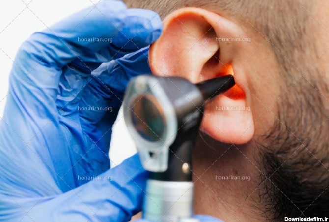عکس با کیفیت پزشک در حال چک کردن گوش های مرد - نمایشگاه هنر ایران