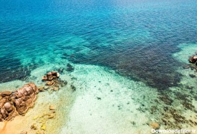 دانلود عکس آب آبی شفاف کریستالی در منظره چشم پرنده جزیره گرمسیری