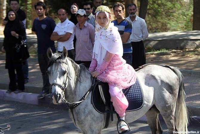 دختر کردی که با اسب سفید به استقبال روحانی رفت/ عکس
