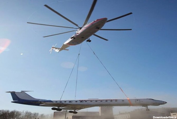 ببینید |  قدرت‌نمایی هلیکوپتر نظامی آمریکا در حال بلند کردن یک هواپیما