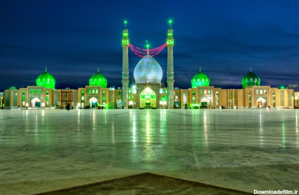 نمای نورانی مسجد مقدس جمکران در شب